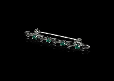 Lot 598 - Silver and Emerald Bar Brooch
