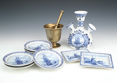 Lot 514 - A small group of 20th century delftware