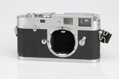 Lot 5 - A Leica M2 35mm Rangefinder Camera