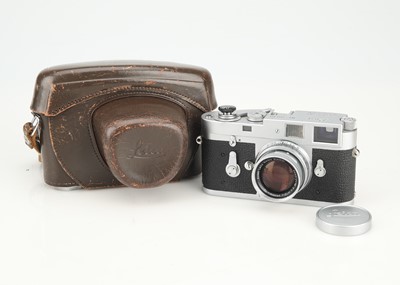 Lot 6 - A Leica M2 Rangefinder Camera