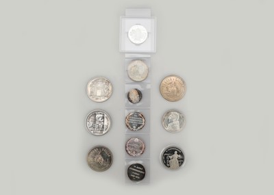 Lot 46 - A group of silver commemorative coinage to include a Republic of South Africa 1/4 oz coin