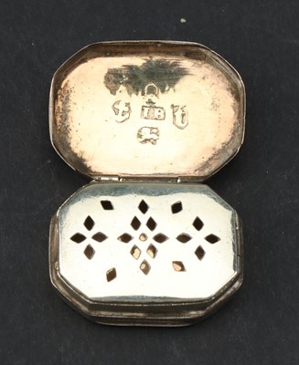 Lot 75 - A Small George III Silver Vinaigrette