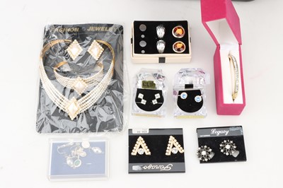 Lot 104 - A Small Collection of Costume Jewellery