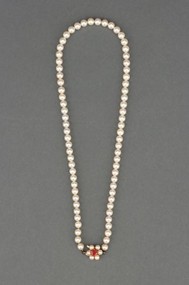 Lot 47 - A Single String Pearl Choker with 9ct Gold Clasp