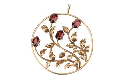 Lot 13 - A 9 ct Gold and Garnet Set Pendant