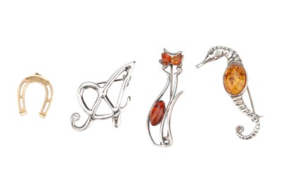 Lot 40 - A Silver and Pressed Amber Seahorse Brooch