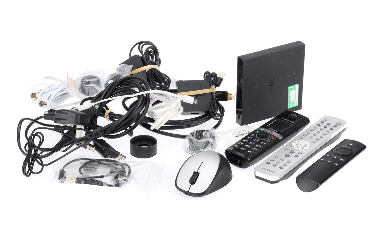 Lot 4 - A Mixed Box of Cables & Sundries