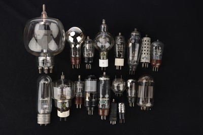 Lot 885 - Collection of 16 Early Military & Radar Valves