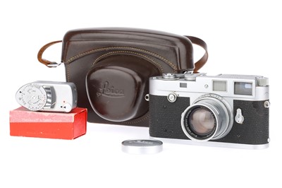 Lot 13 - A Leica M2 Rangefinder Camera