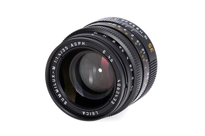 Lot 32 - A Leitz Summilux-M  ASPH. f/1.4 35mm Lens