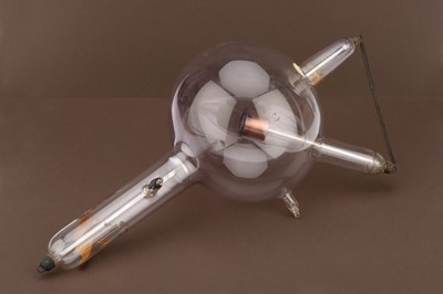 Lot 58 - A Large Original Muller Rontgenrohre X-ray Tube