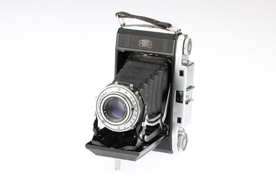 Lot 285 - A Zeiss Ikon Ikonta M 524/2 Medium Format Folding Camera
