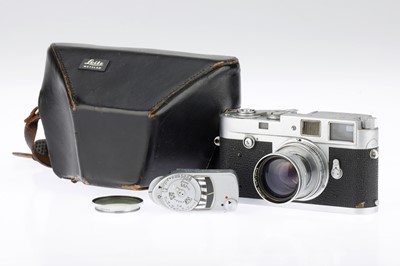 Lot 2 - A Leitz Wetzlar Leica M2 35mm Rangefinder Camera
