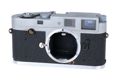 Lot 39 - A Leica M2 First Batch 'Black Paint' Rangefinder Camera