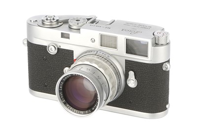 Lot 47 - A Leica M2 Rangefinder Camera