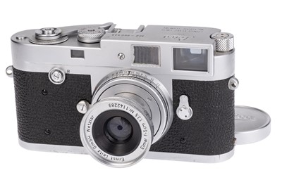 Lot 18 - A Leica M2 Rangefinder Camera