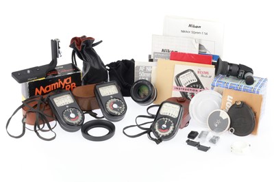 Lot 552 - A Selection of Mixed Photographica