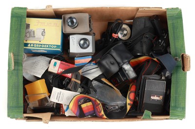 Lot 556 - A Selection of Mixed Photographica