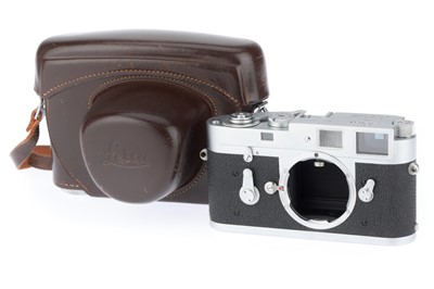 Lot 20 - A Leica M2 Rangefinder Camera Body