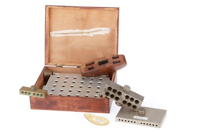 Lot 559 - Collection of Apothecary Items