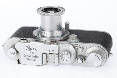Lot 10 - A Leica IIIa 35mm Rangefinder Camera
