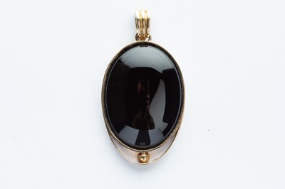 Lot 8 - A 9ct Yellow Gold Mounted Black Onxy Pendant