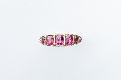 Lot 11 - A 9ct Yellow Gold Garnet Vintage Dress Ring