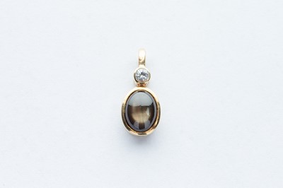 Lot 13 - A 9ct Yellow Gold Diamond & Gold Sheen Cat Eye Sapphire Pendant