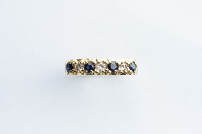 Lot 59 - A 18ct Yellow Gold Sapphire & Diamond Ring
