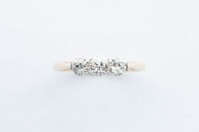 Lot 19 - A 18ct Yellow Gold & Platinum Three Stone Diamond Ring