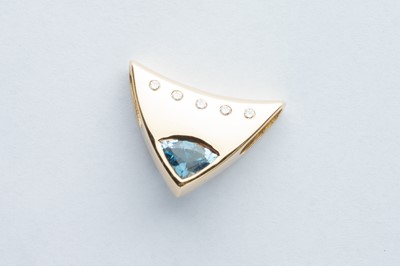 Lot 27 - A 18ct Yellow Gold Diamond & Aquamarine Pendant
