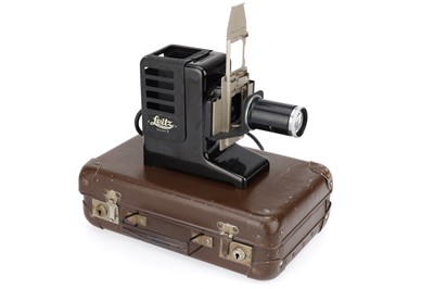 Lot 69 - ꩜ A Leitz Gnom II Projector in Brown SFUUE Transport Case