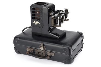 Lot 70 - ꩜ A Leitz Gnom II Projector in Black SFUUE Transport Case