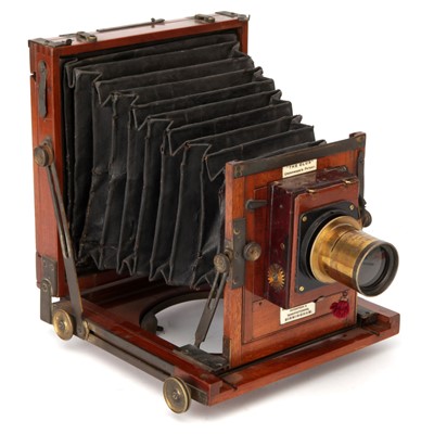 Lot 304 - An E & T Underwood 'The Club' Half Plate Mahogany Field Camera