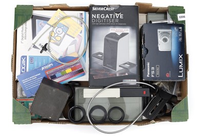 Lot 799 - A Mixed Box of Photographic Equipment & Accessories