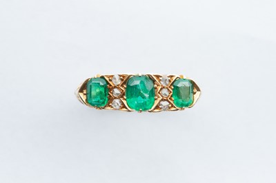 Lot 47 - An 18ct Gold Emerald & Diamond Ring