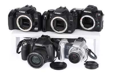 Lot 115 - A Group of Digital Cameras