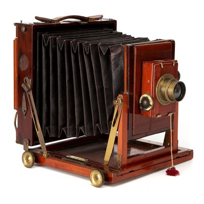 Lot 315 - A Thornton-Pickard Amber Half Plate Mahogany Field Camera