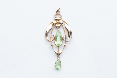 Lot 56 - A 9ct Yellow Gold Art Nouveau Peridot Pendant