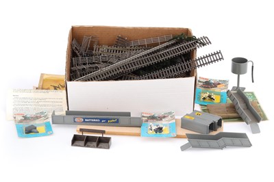 Lot 470 - A Quantity of OO Scale Track and Structures