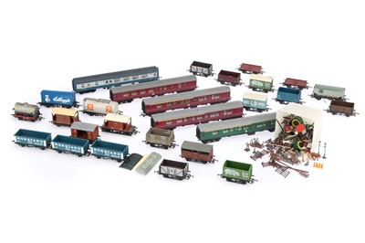 Lot 446 - A Selection of Loose OO Gauge Rolling Stock