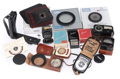 Lot 822 - A Selection of Exposure Meters and Photographica