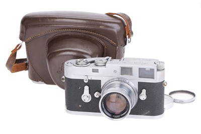 Lot 53 - A Leica M2 Rangefinder Camera