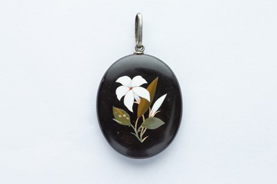 Lot 93 - An Ashford Marble Mourning Pendant