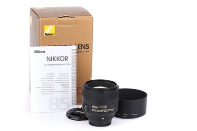 Lot 646 - A Nikon AF-S Nikkor G f/1.8 85mm Lens