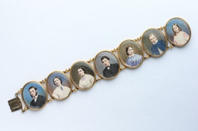 Lot 113 - A Fine Yellow Metal Painted Portrait Remembrance Locket Bracelet