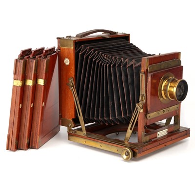 Lot 324 - A Thornton-Pickard Imperial Triple Extension Half Plate Mahogany Field Camera