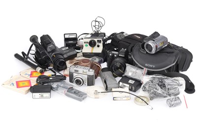 Lot 394 - A Selection of Cameras and Photographica