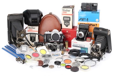 Lot 395 - A Selection of Cameras and Photographica