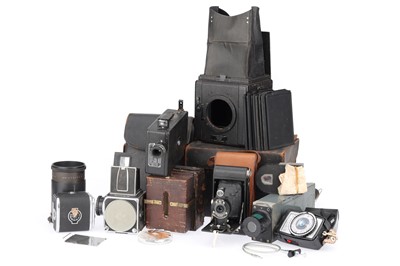 Lot 391 - A Selection of Cameras and Photographica